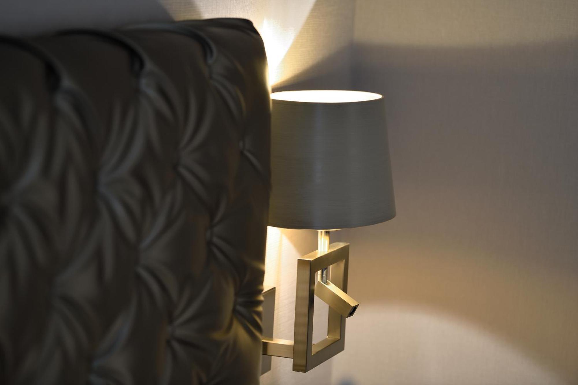 Kastens Hotel Luisenhof Hannover Ngoại thất bức ảnh A bedside lamp