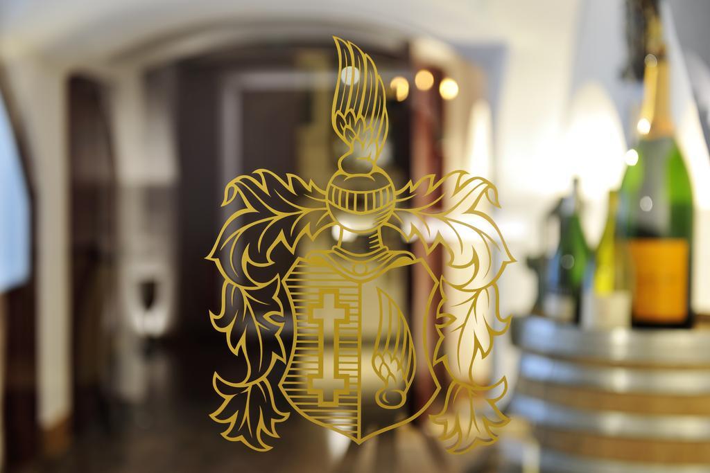 Kastens Hotel Luisenhof Hannover Ngoại thất bức ảnh Coat of arms of the University of Basel
