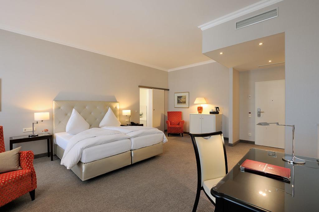 Kastens Hotel Luisenhof Hannover Ngoại thất bức ảnh A room at the Hotel de Saxe